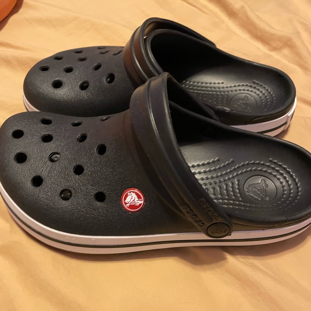 Black & white crocs W7 / M5